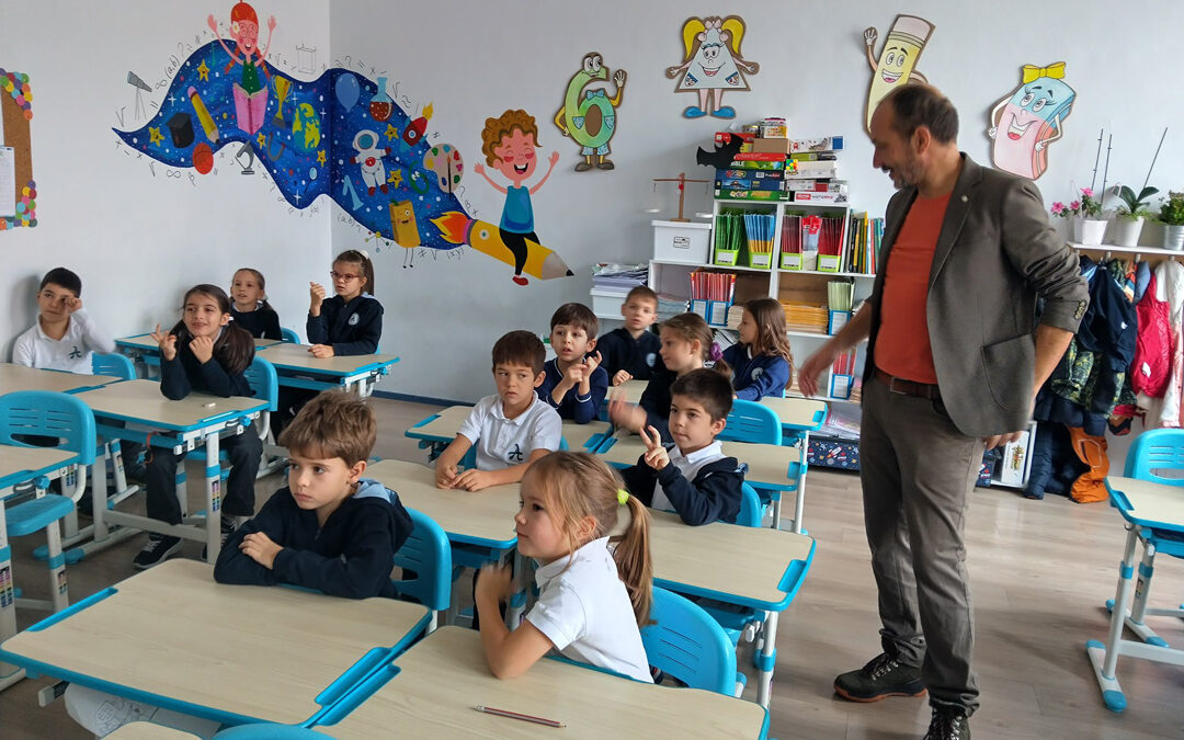 Среща с писателя Слави Стоев и нови открития за децата от ПУК и учениците от първи клас